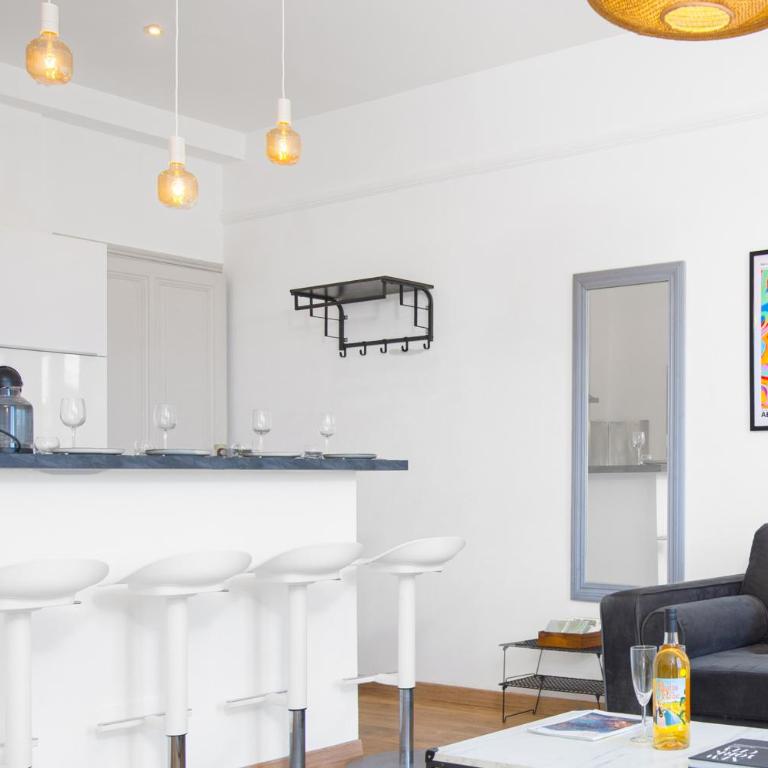 Tout confort au centre-ville et près de la mer - One-Bedroom Apartment - 9