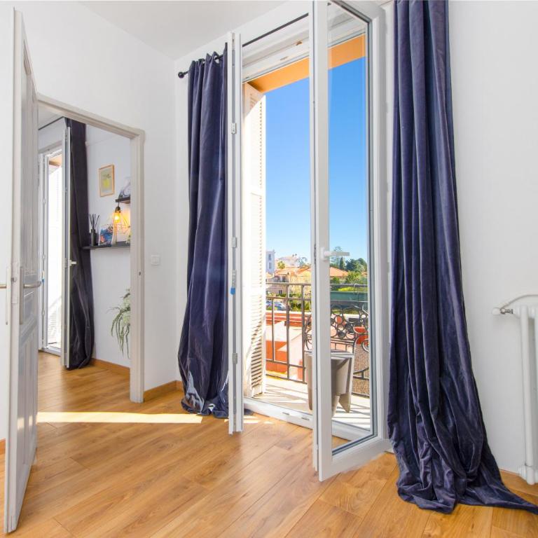 Tout confort au centre-ville et près de la mer - One-Bedroom Apartment - 11
