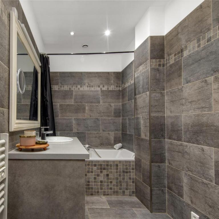 Tout confort au centre-ville et près de la mer - One-Bedroom Apartment - 14