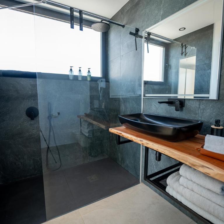 Casa Horizon Heated Pool Villa with Volcano Sunset Views, Lajares - Villa - 53