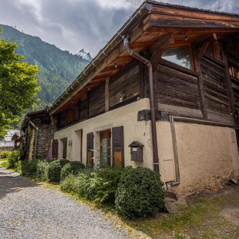 Chalet Pele - Alpes Agency - Central Chamonix - Sleeps 11 - Chalet - 1