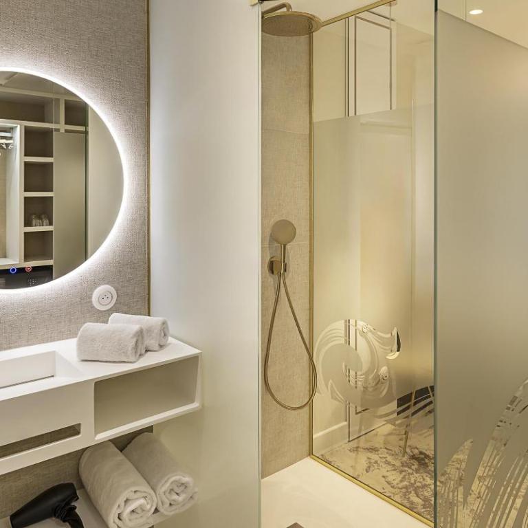 Best Western Plus Hotel Saint-Roch Orleans - Chambre Familiale Communicante avec 1 Lit Queen-Size et 2 Lits Simples - Non-Fumeurs - 4