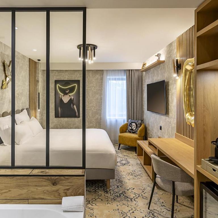 Best Western Plus Hotel Saint-Roch Orleans - Chambre Familiale Communicante avec 1 Lit Queen-Size et 2 Lits Simples - Non-Fumeurs - 5