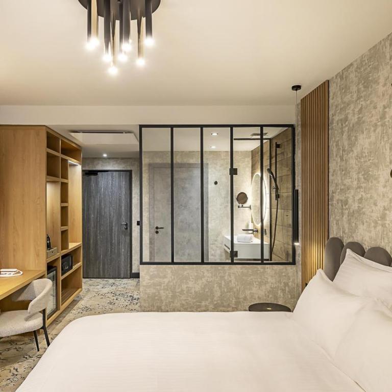 Best Western Plus Hotel Saint-Roch Orleans - Chambre Familiale Communicante avec 1 Lit Queen-Size et 2 Lits Simples - Non-Fumeurs - 1