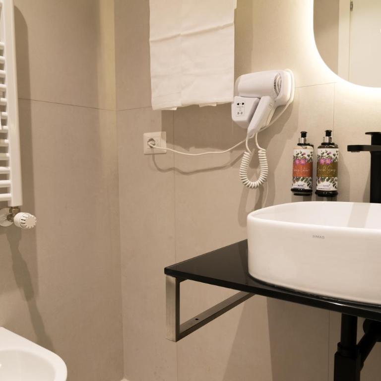 Lilla Suites - Musei Vaticani - Camera Familiare con Bagno Privato - 9
