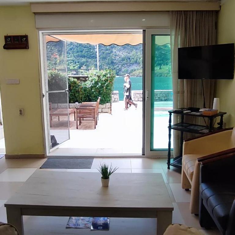 Villa Miramare , Dobrota seafront - Apartment with Sea View - 3