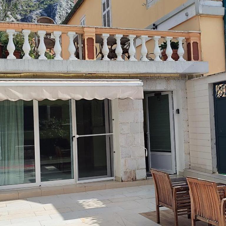 Villa Miramare , Dobrota seafront - Apartment with Sea View - 8