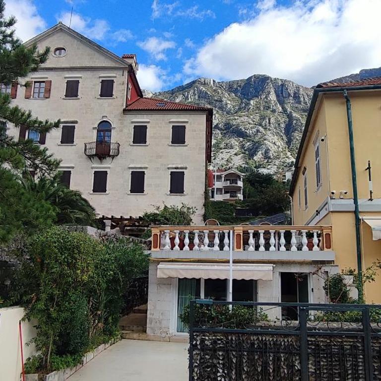 Villa Miramare , Dobrota seafront - Apartment with Sea View - 13