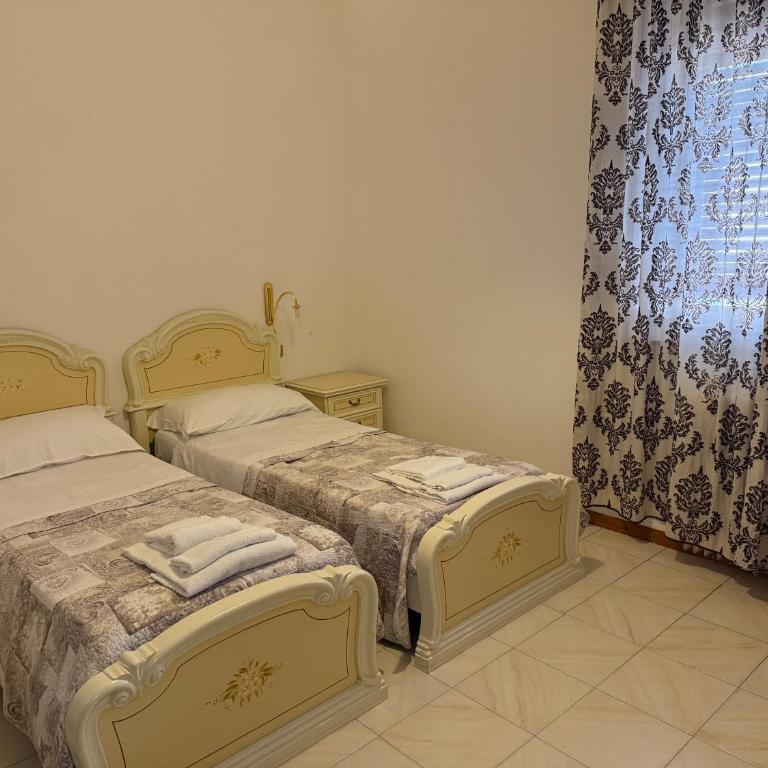 Hotel Azzurra - Camera Doppia con Letti Singoli - 7