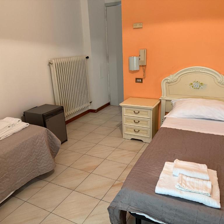 Hotel Azzurra - Camera Tripla Classic - 7