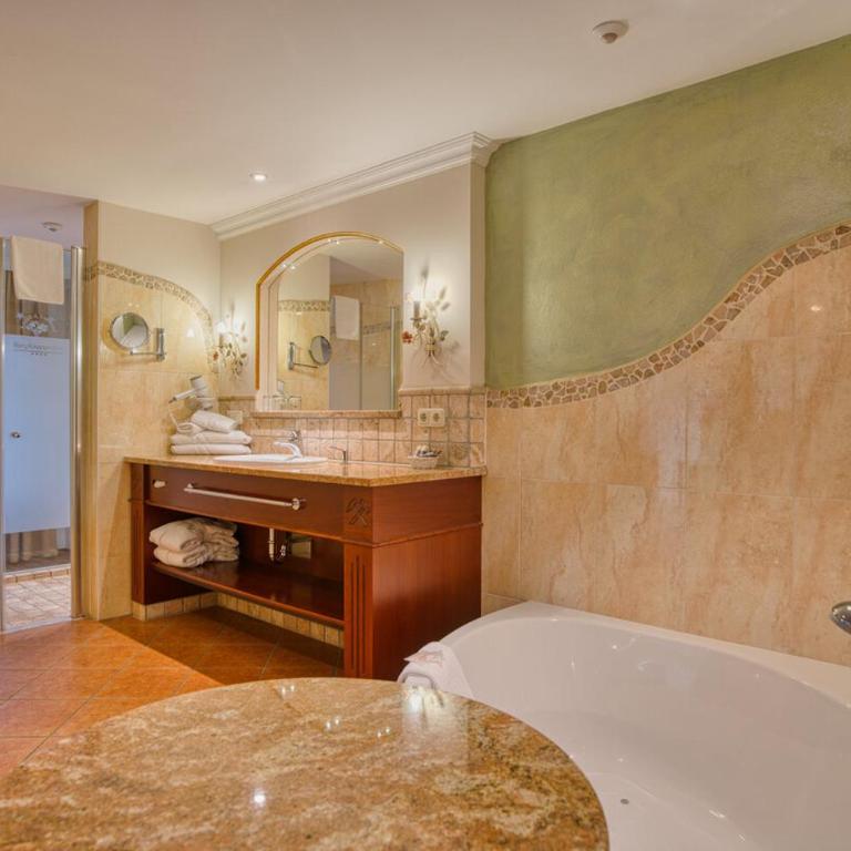 Kristall- & Vitalhotel Bergknappenhof - Suite mit Whirlpool - 3