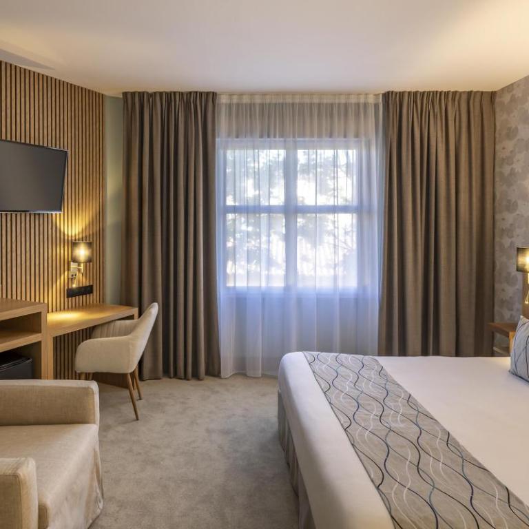 Best Western Plus Sanary - Chambre Lit King-Size Standard avec Canapé-Lit - Non-Fumeurs - 1