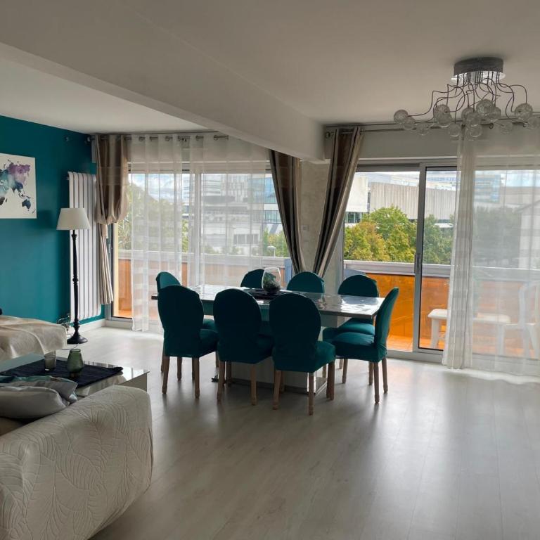 Bel appartement climatisé et spacieux de 100m2 au 3e étage avec ascenseur -A 5mn à pied du parc des expositions congrès de Dijon et ENG et 10mn du centre ville place Parking devant l'immeuble - Appartement 3 Chambres - 16