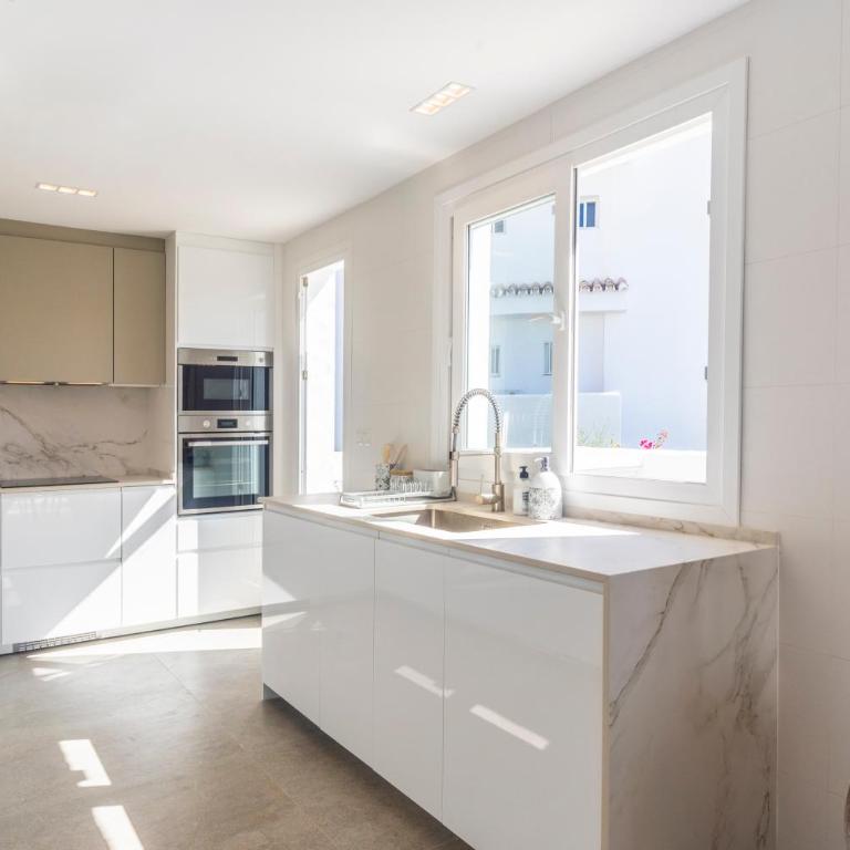 Atico Dúplex en Estepona con Vistas al Mar y Montaña a 10 min de la Playa - Apartamento de 3 dormitorios - 22