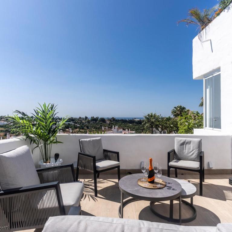 Atico Dúplex en Estepona con Vistas al Mar y Montaña a 10 min de la Playa - Apartamento de 3 dormitorios - 29