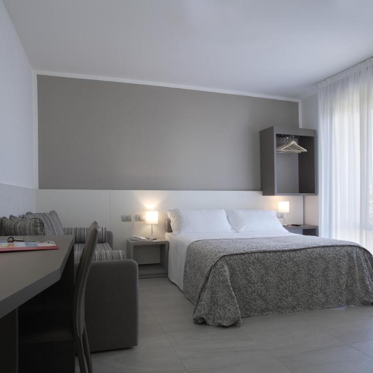 Hotel Sofia - Camera Familiare con Balcone - 1