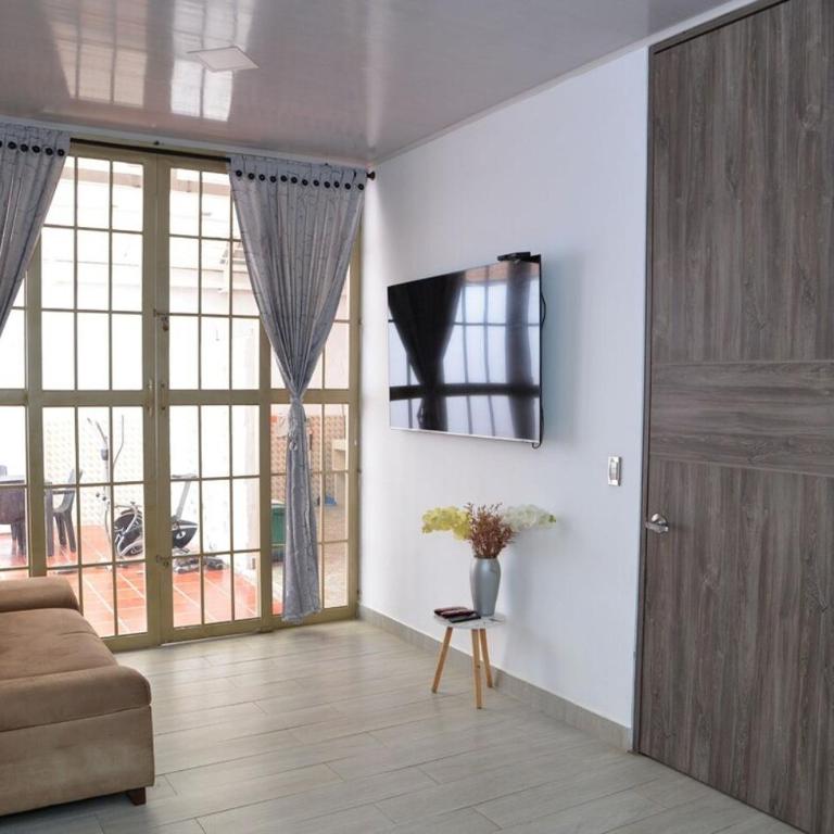 Casa jardin completa con parqueadero privado - Three-Bedroom House - 1