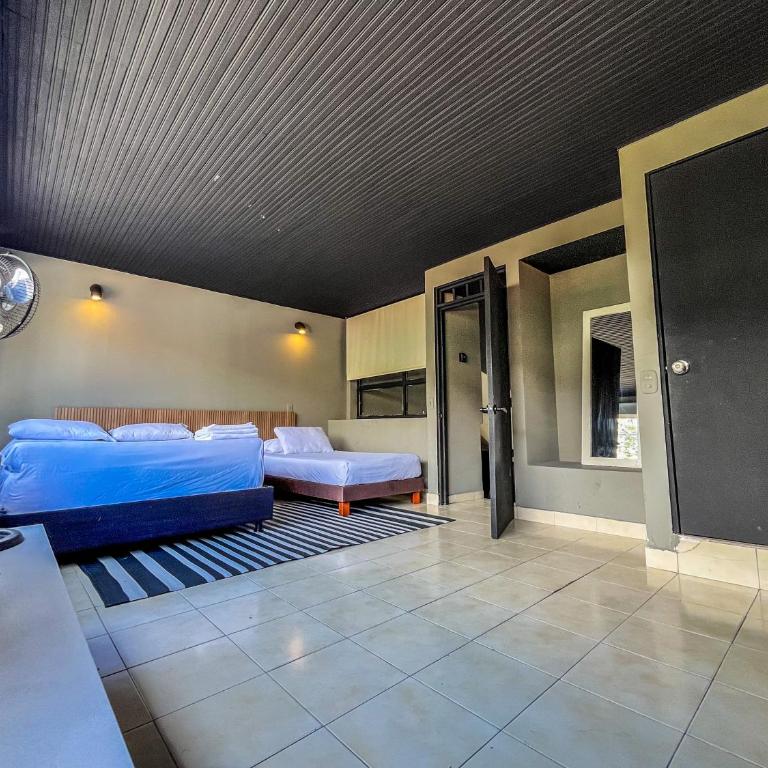 ANTONIA Hotel Autónomo en Ibagué - Recepción Digital 24H - Habitación Triple con baño privado externo - 9