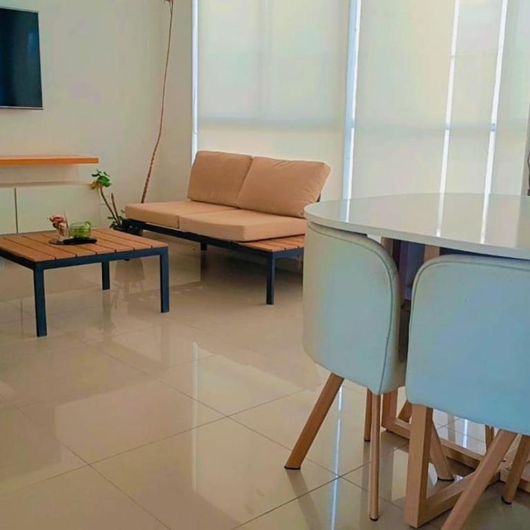 Departamento con cochera - Condominio Las Flores - Two-Bedroom Apartment - 2