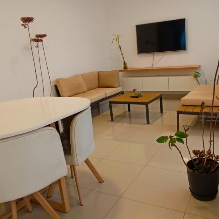 Departamento con cochera - Condominio Las Flores - Two-Bedroom Apartment - 3