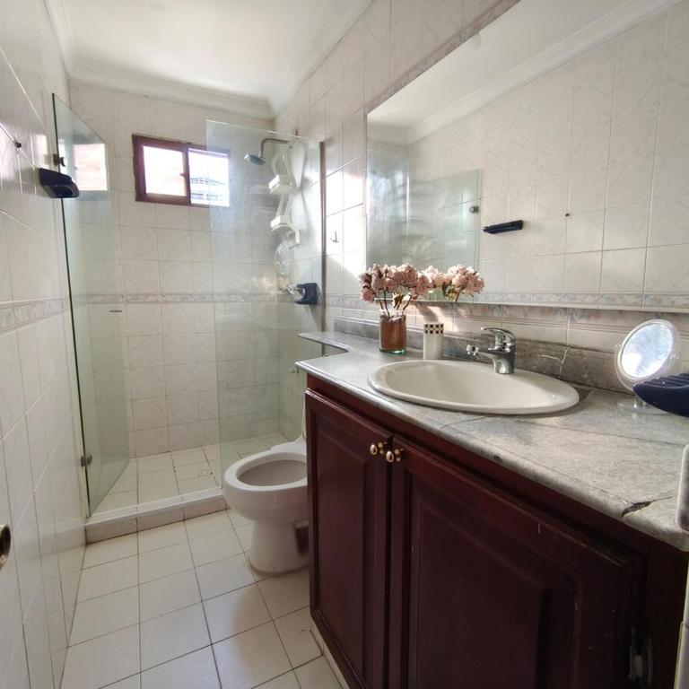 Comodo apartamento cerca al aeropuerto y la playa - Two-Bedroom Apartment with Balcony - 2