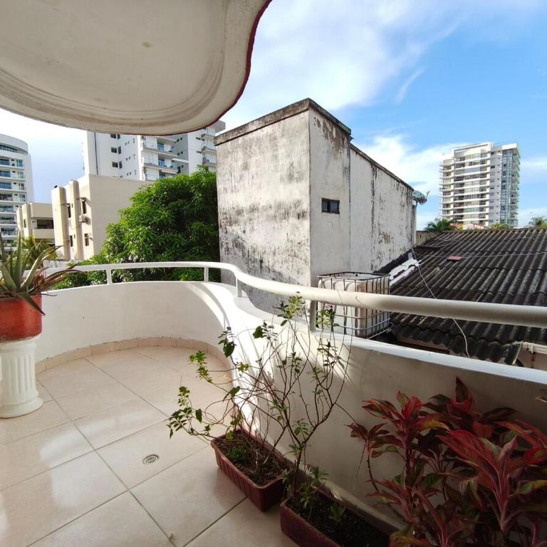 Comodo apartamento cerca al aeropuerto y la playa - Two-Bedroom Apartment with Balcony - 3