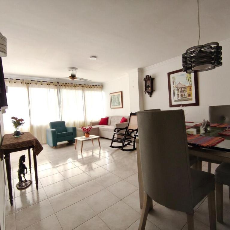 Comodo apartamento cerca al aeropuerto y la playa - Two-Bedroom Apartment with Balcony - 4
