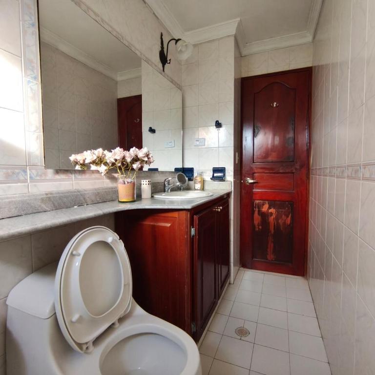 Comodo apartamento cerca al aeropuerto y la playa - Two-Bedroom Apartment with Balcony - 7