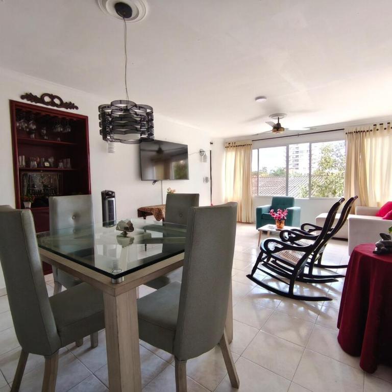 Comodo apartamento cerca al aeropuerto y la playa - Two-Bedroom Apartment with Balcony - 9