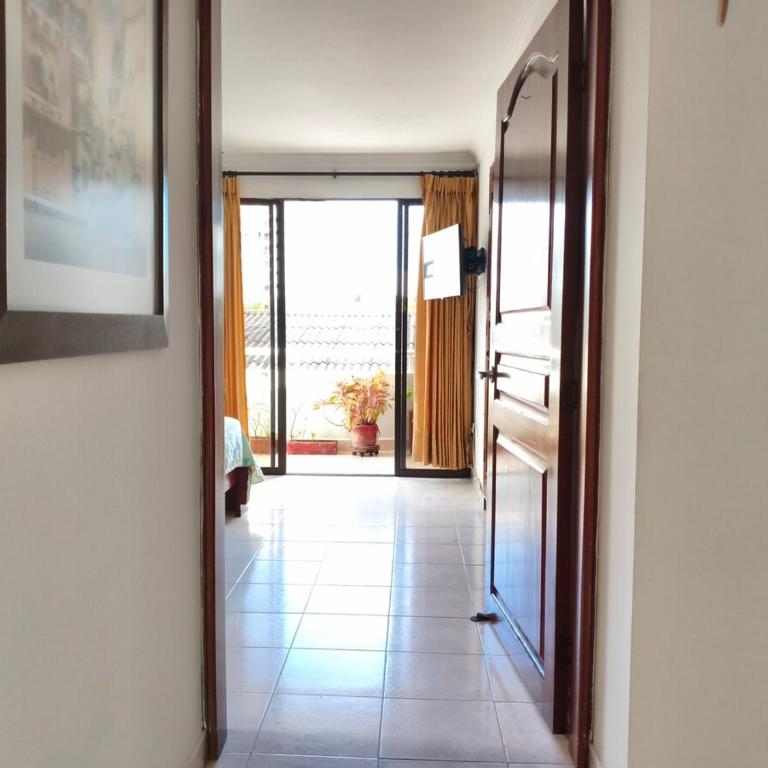 Comodo apartamento cerca al aeropuerto y la playa - Two-Bedroom Apartment with Balcony - 10