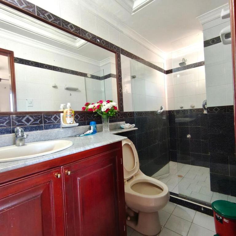 Comodo apartamento cerca al aeropuerto y la playa - Two-Bedroom Apartment with Balcony - 12