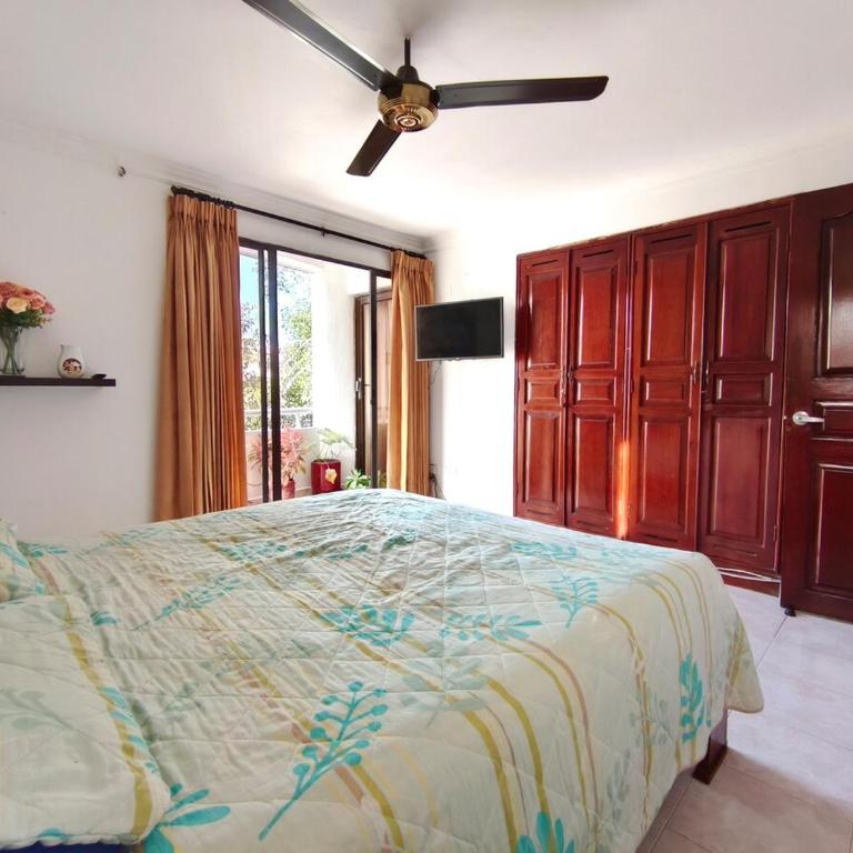 Comodo apartamento cerca al aeropuerto y la playa - Two-Bedroom Apartment with Balcony - 13