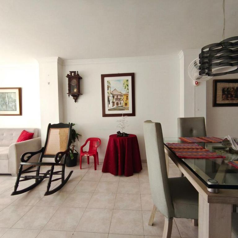 Comodo apartamento cerca al aeropuerto y la playa - Two-Bedroom Apartment with Balcony - 17