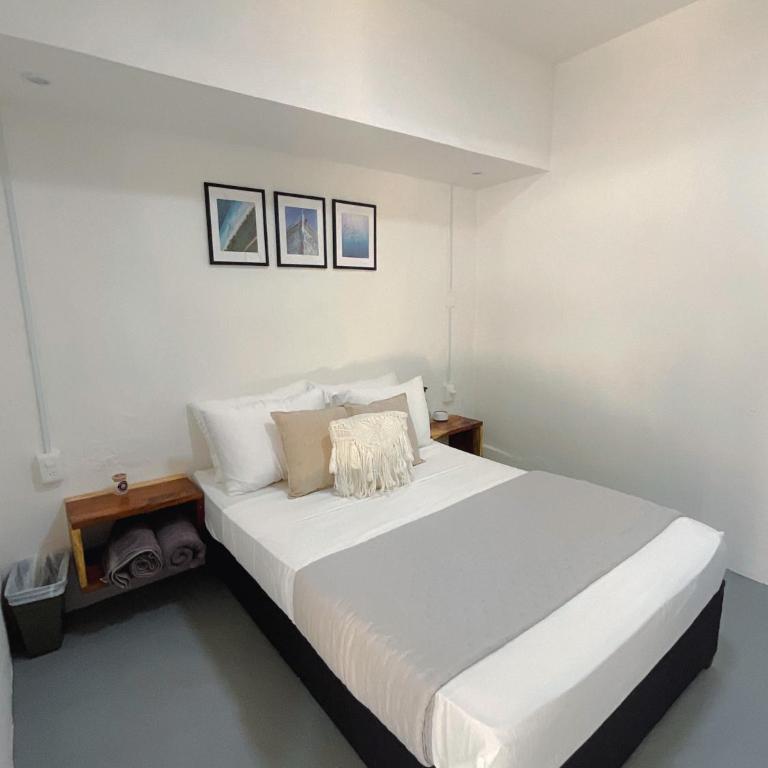 The Boat House Cancun - Standard Double Room with Shared Bathroom - 13