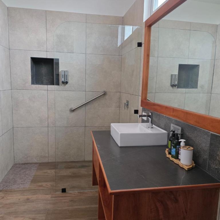 CASA GALAPAGOS by Hostal Fragata - Double Room with Private Bathroom - 13