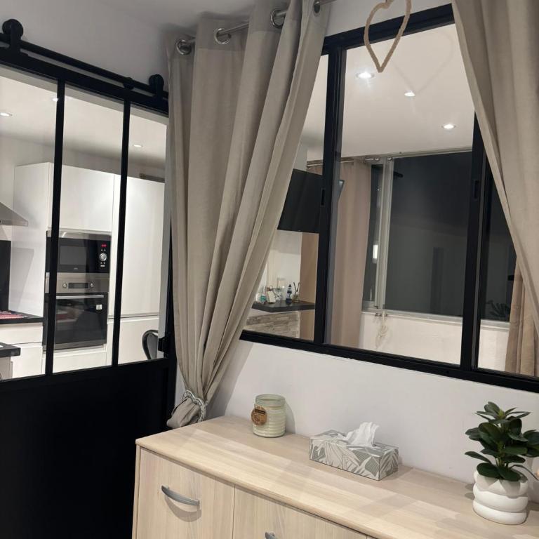 Cosy T2 climatisé sur le port à 5min de la mer parking privé linge de bain et de lit fournis - Appartement 1 Chambre - 10