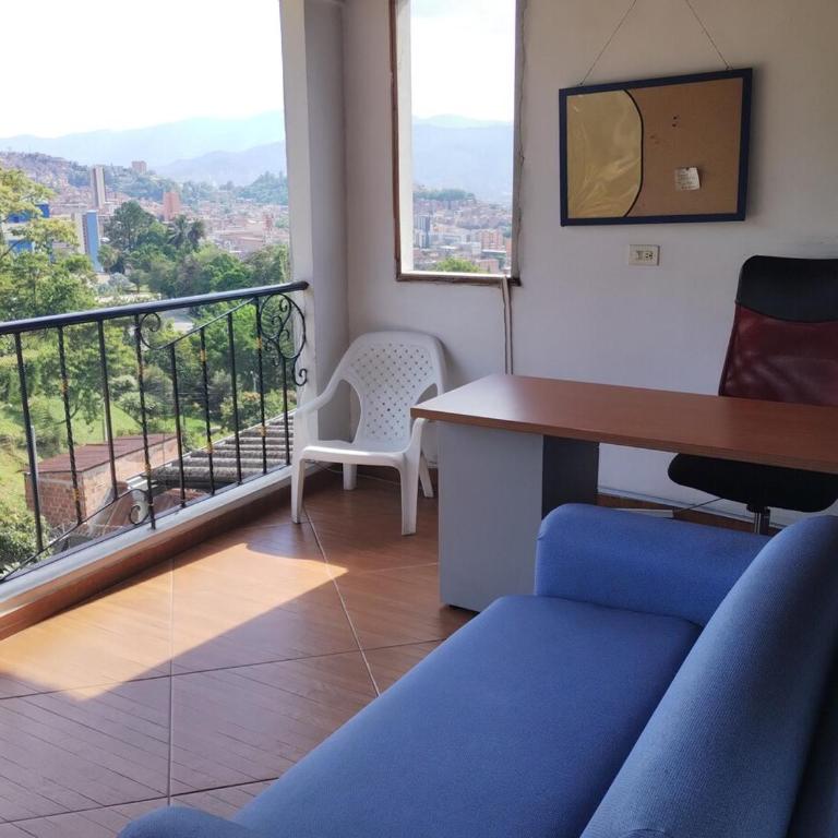 Apto Vista Hermosa en Mitad de Medellin con parqueo - Apartment - 2