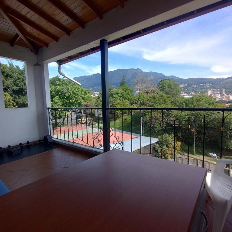 Apto Vista Hermosa en Mitad de Medellin con parqueo - Apartment - 1