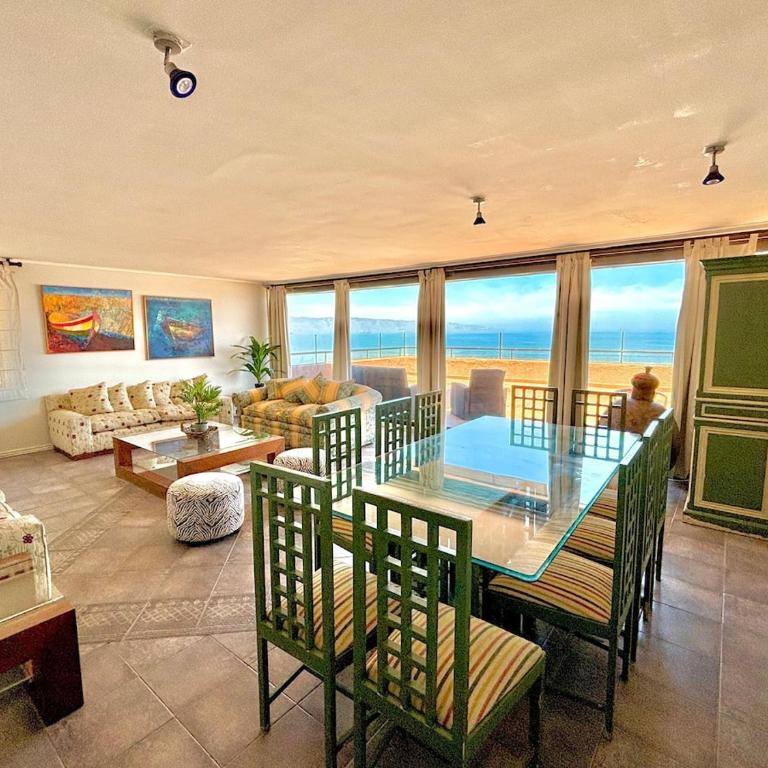 Espectacular departamento de primera linea - Three-Bedroom Apartment with Sea View - 2
