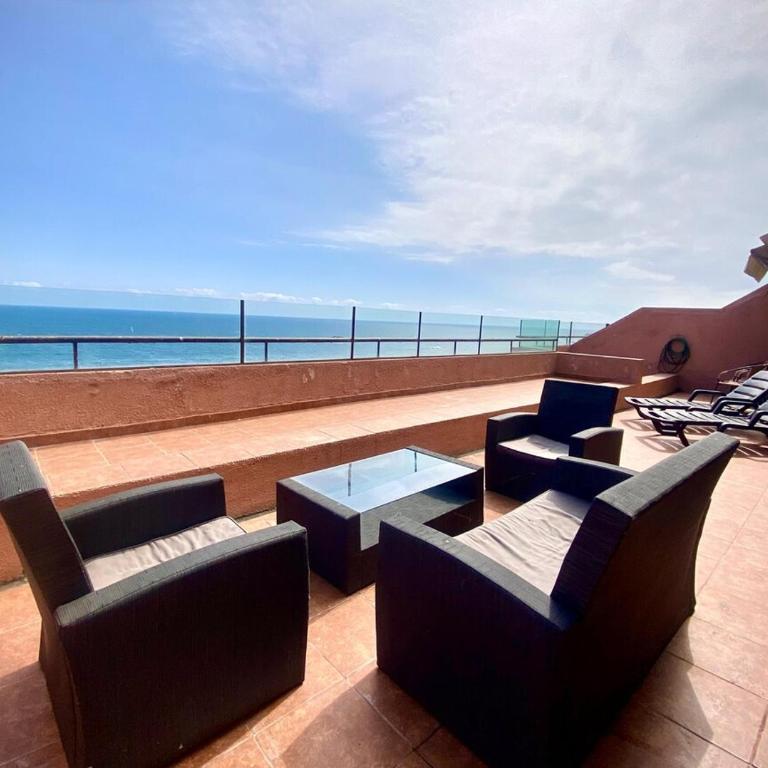 Espectacular departamento de primera linea - Three-Bedroom Apartment with Sea View - 19