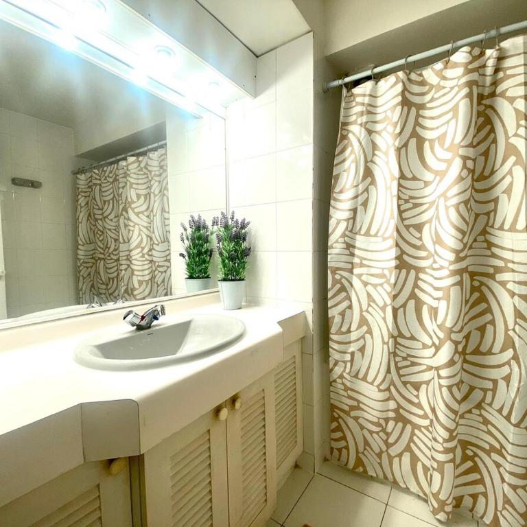 Espectacular departamento de primera linea - Three-Bedroom Apartment with Sea View - 21