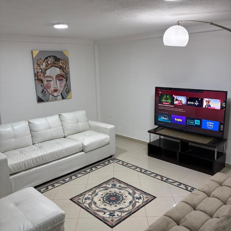 Casa moderna familiar para estadías confortables - Three-Bedroom Home - 1