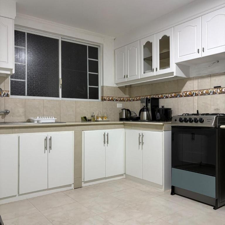 Casa moderna familiar para estadías confortables - Three-Bedroom Home - 5