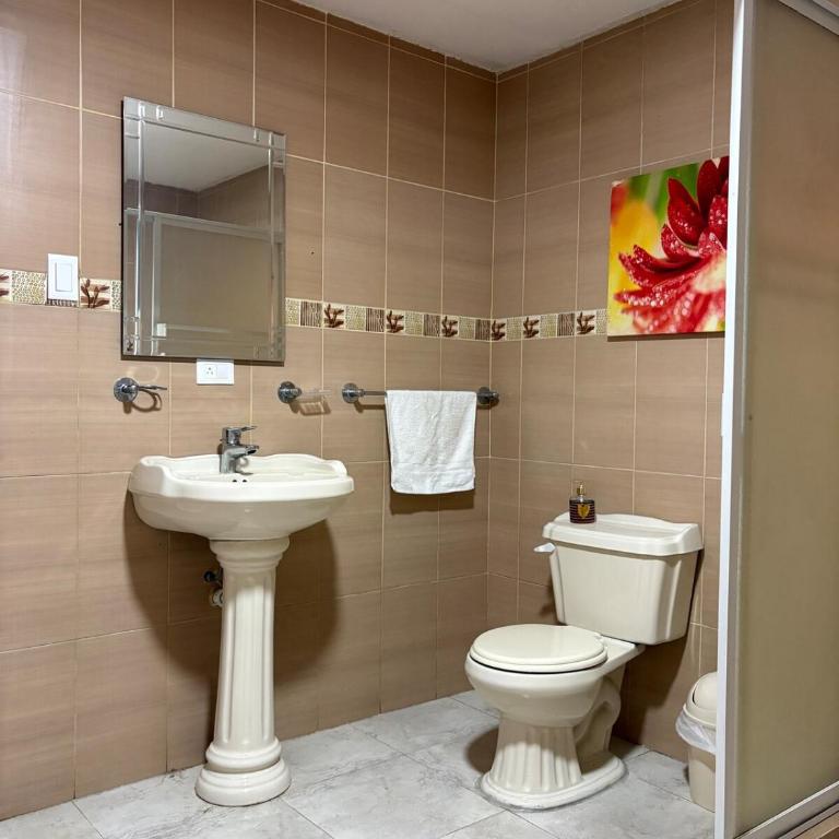 Casa moderna familiar para estadías confortables - Three-Bedroom Home - 9