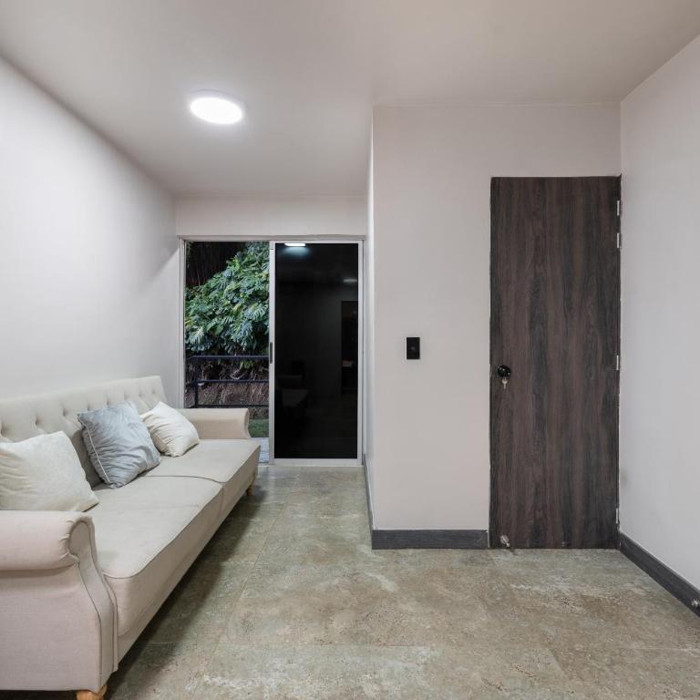 Poblado Mansion With Hot Tub & A/C Sleeps 9 - Villa - 14