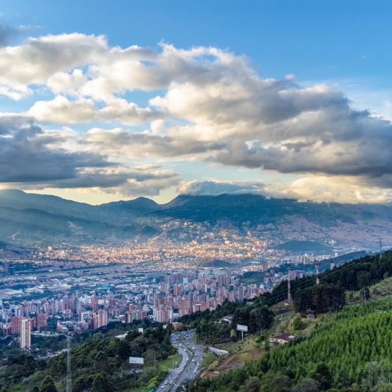 Poblado Mansion With Hot Tub & A/C Sleeps 9 - Villa - 33