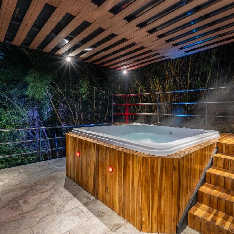 Poblado Mansion With Hot Tub & A/C Sleeps 9 - Villa - 44