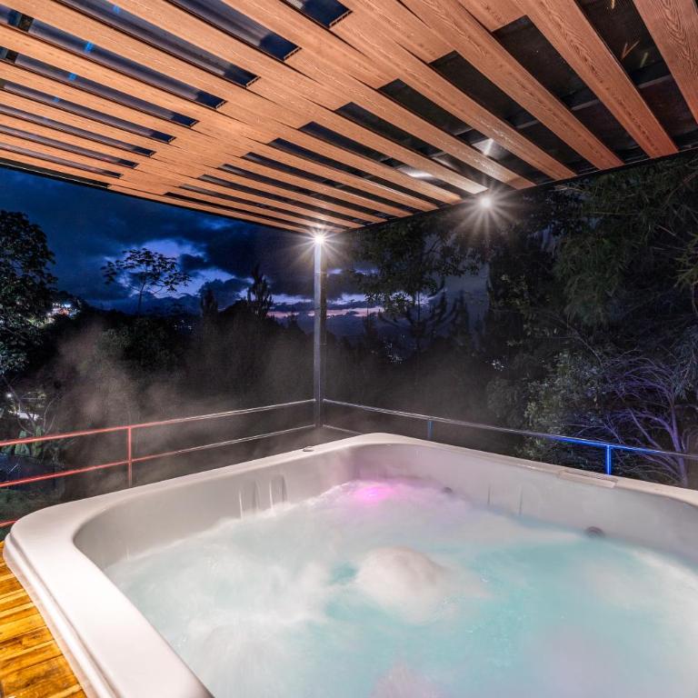 Poblado Mansion With Hot Tub & A/C Sleeps 9 - Villa - 45