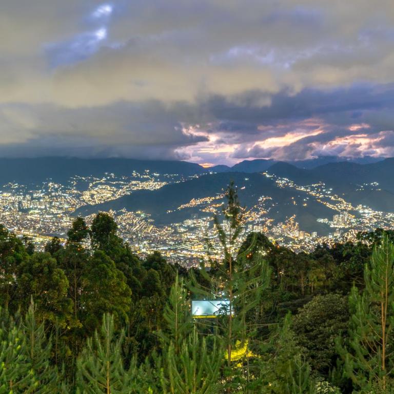 Poblado Mansion With Hot Tub & A/C Sleeps 9 - Villa - 43