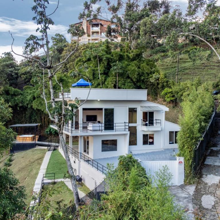 Poblado Mansion With Hot Tub & A/C Sleeps 9 - Villa - 42